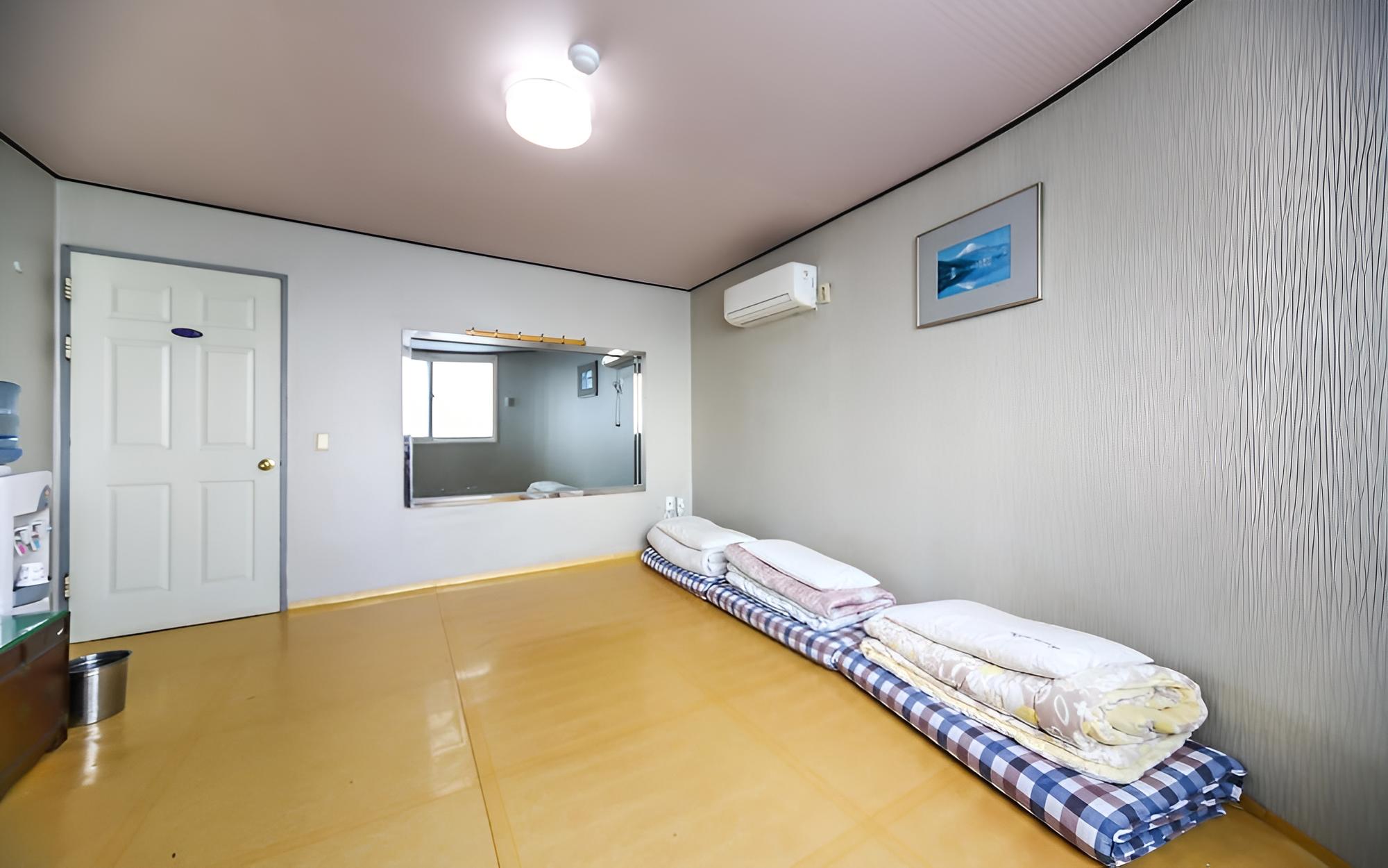 Room (Large Ondol (Korean-style room)) - Photo 3