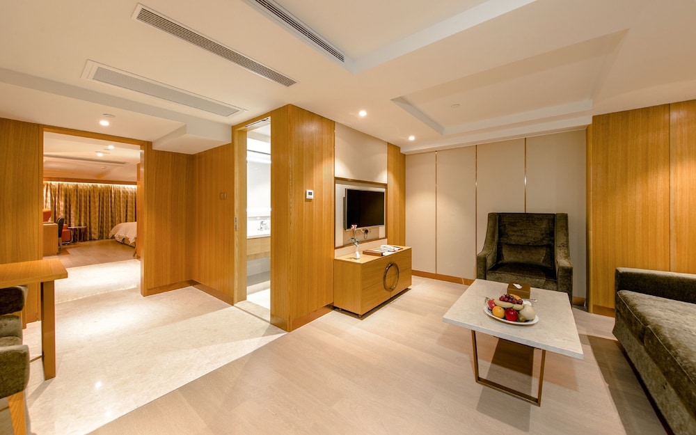 Deluxe Suite (Partly Non-Smoking Room (with closed window)) photo 2