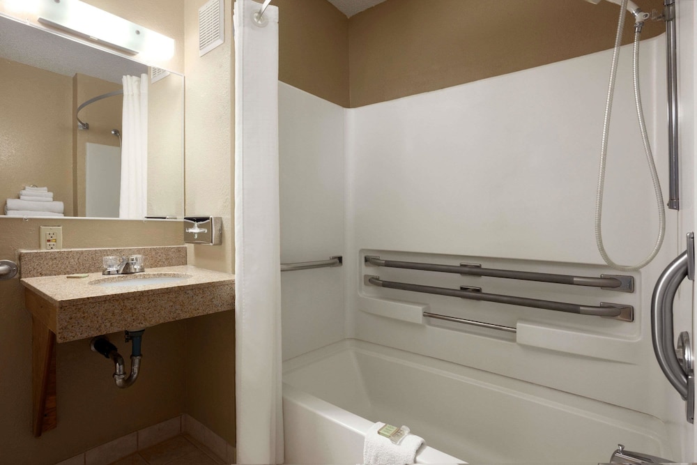 Room, 1 Double Bed, Accessible, Non Smoking (Bathtub) photo 2