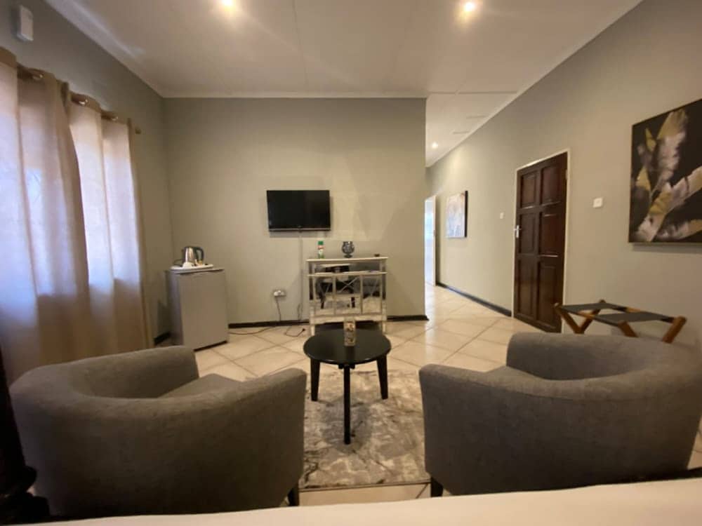 Executive Suite, 1 King Bed, Non Smoking photo 1