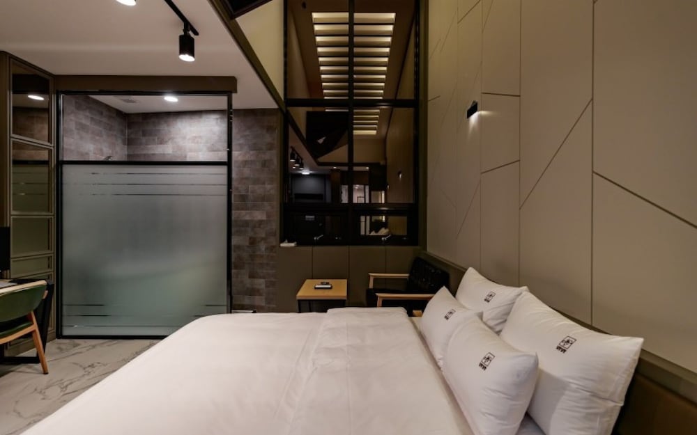 Room (BATH 201)