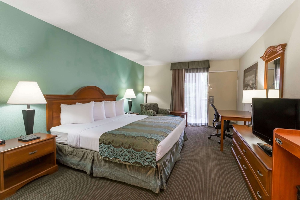 Suite, 1 King Bed, Non Smoking (One-Bedroom) photo 2