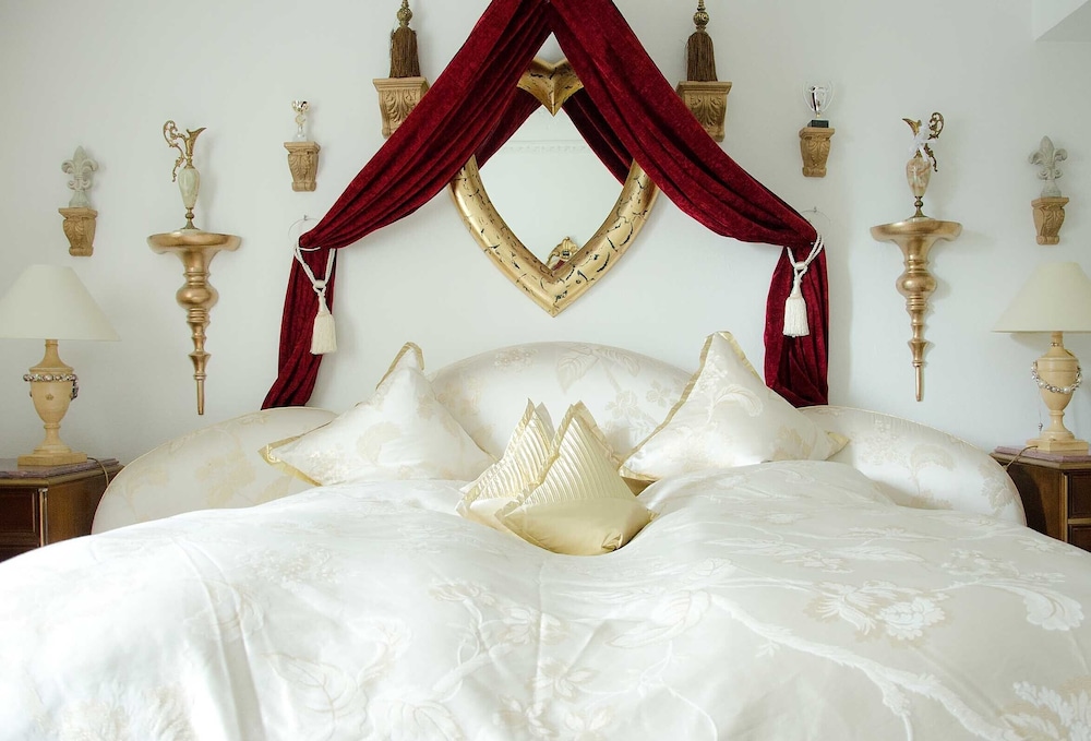 Deluxe Suite, 1 Bedroom, Jetted Tub (Golden Suite) photo 2