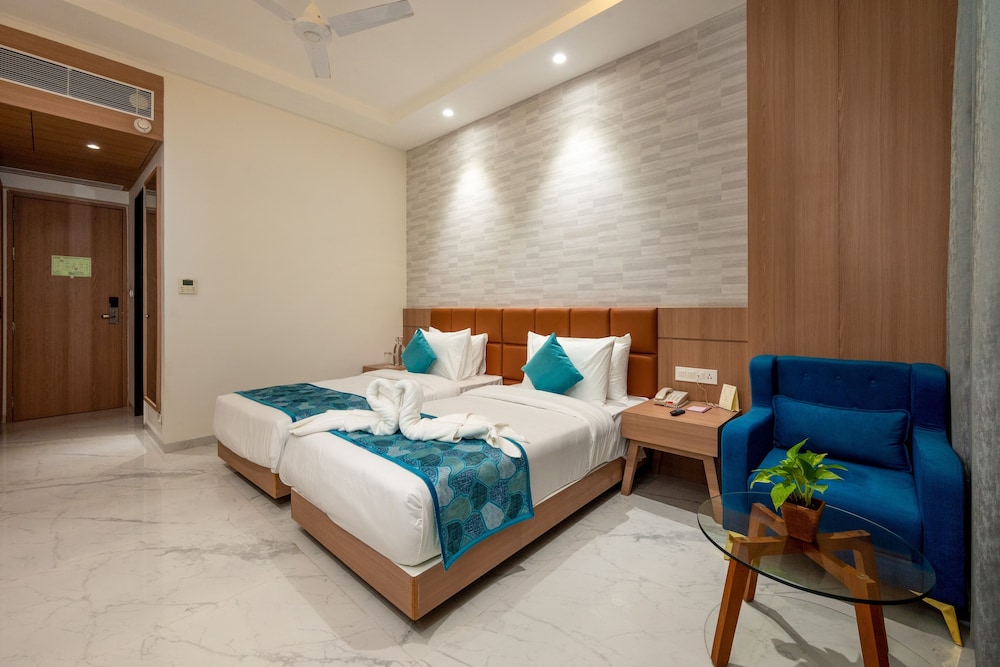 Deluxe Room Twin Bed - Photo 6