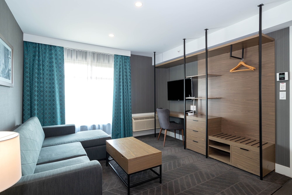 Signature Suite, 1 King Bed with Sofa bed, Kitchenette