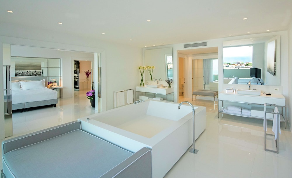 Suite, 1 King Bed (Surya) - Photo 8