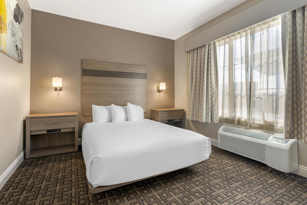 Suite, 1 Queen Bed, Accessible, Non Smoking photo 1