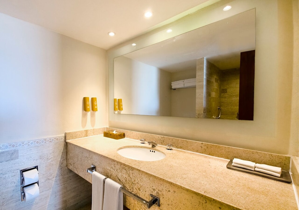 Family Suite with Balcony - Photo 10