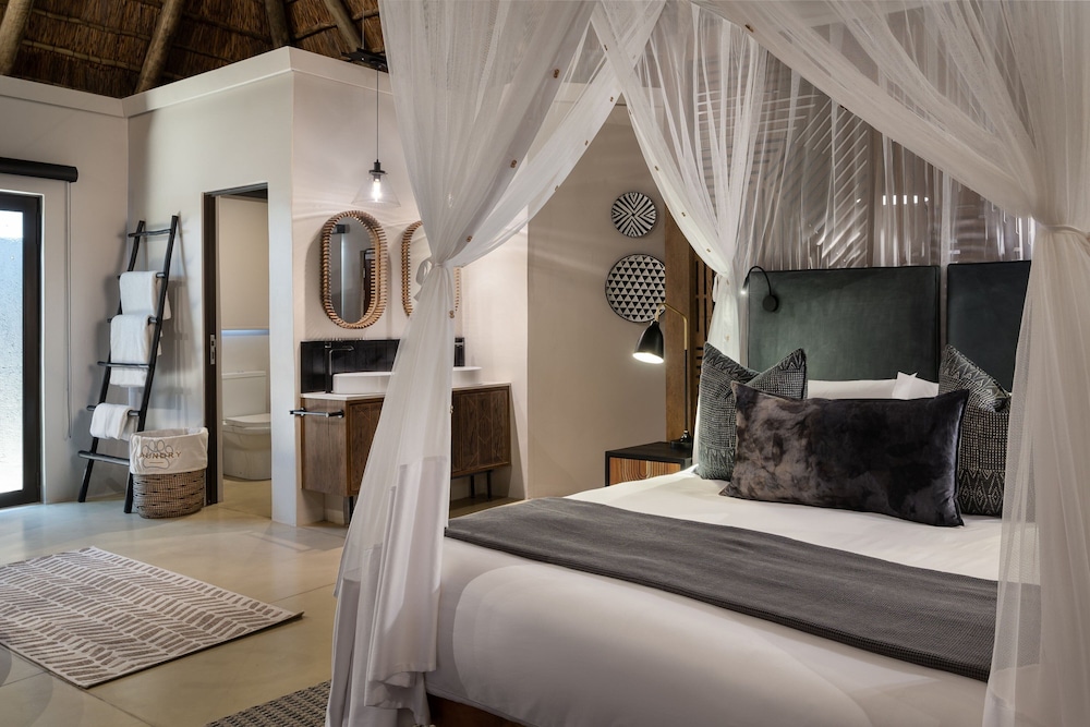 Luxury Suite, 1 King Bed, River View - Photo 3