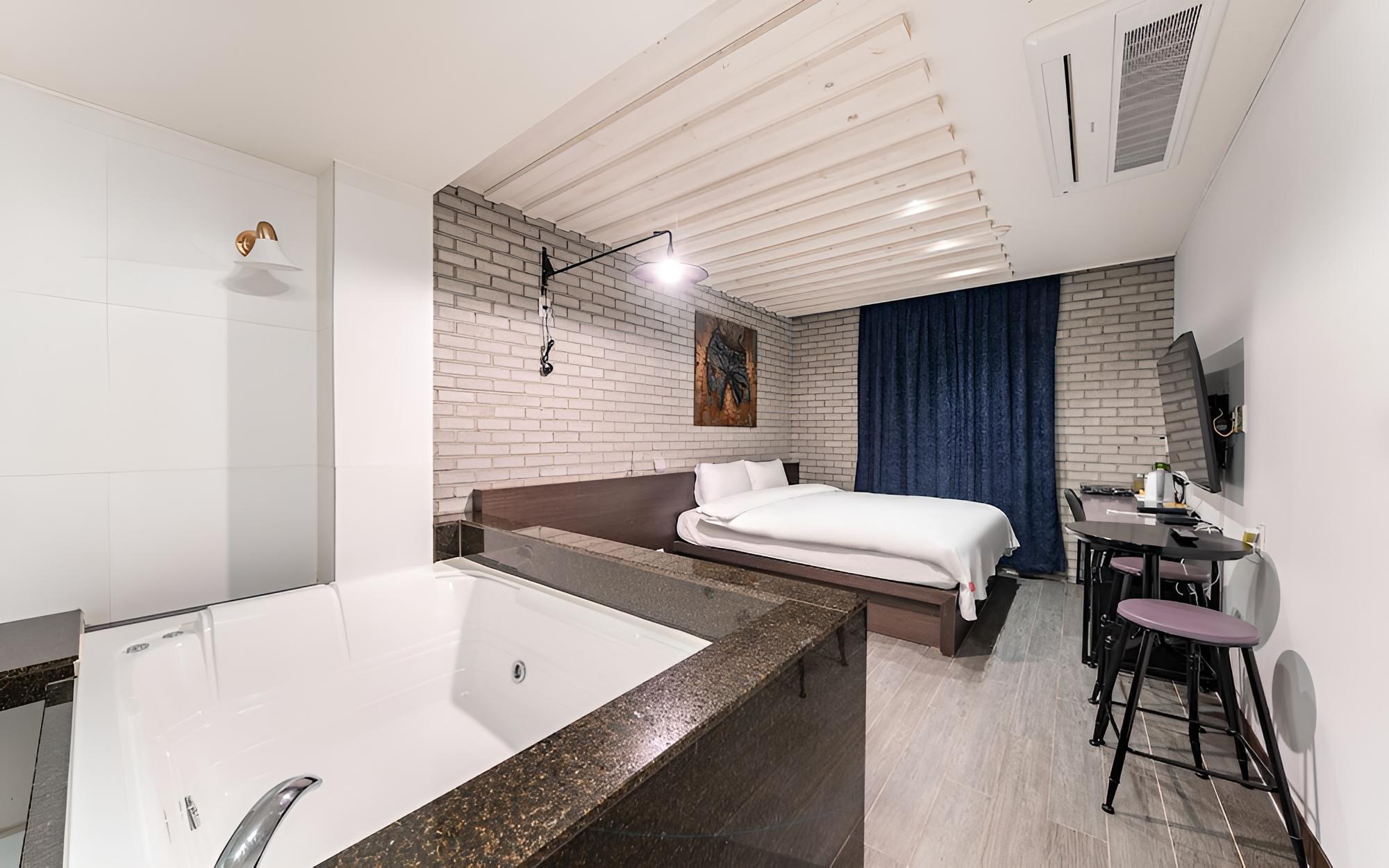 Room (Suite VIP Room - 100% parking per roo) - Photo 6