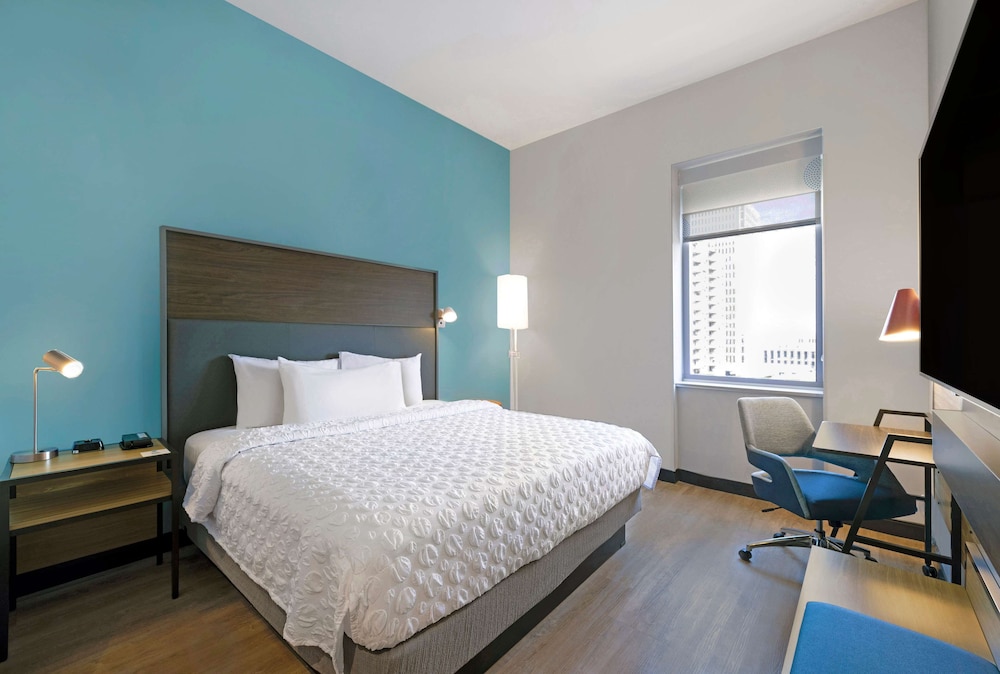 Room, 1 King Bed, Accessible (Mobility & Hearing, Roll-In Shower) - Photo 1