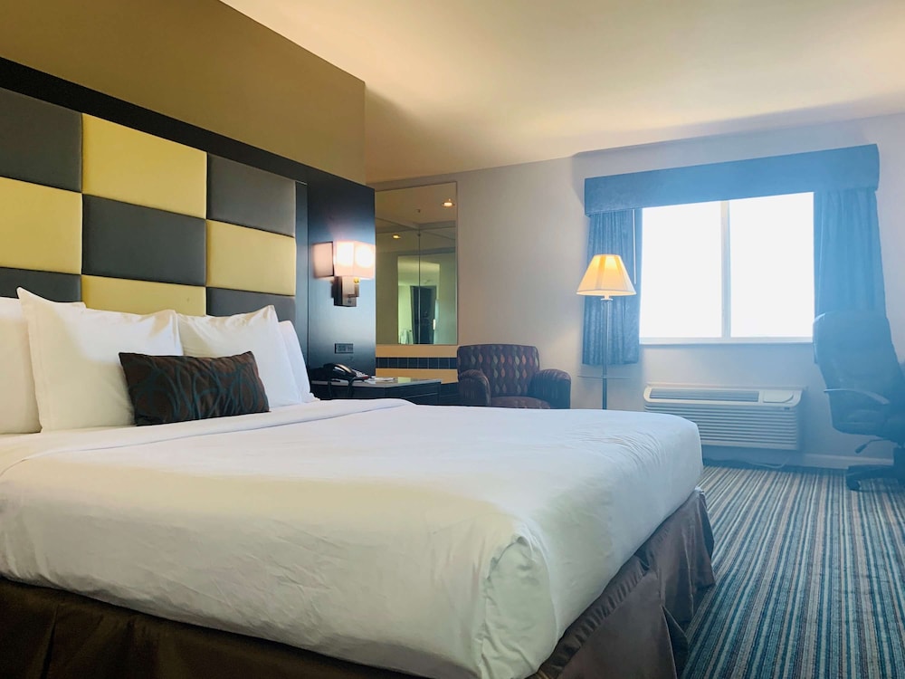 Suite, 1 King Bed, Non Smoking, Jetted Tub - Photo 1