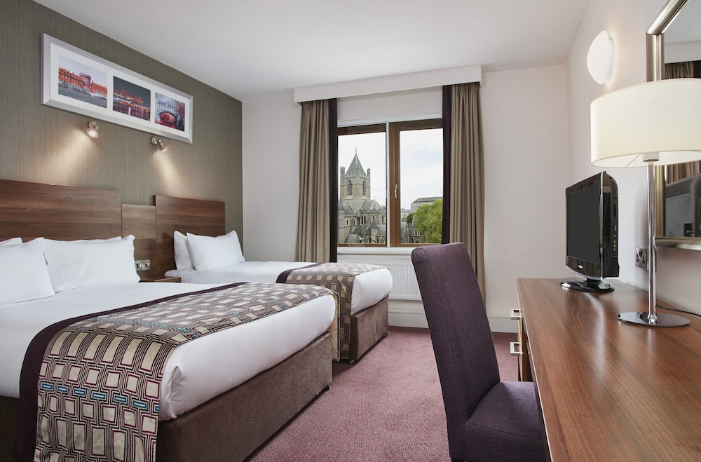 Premium Twin Room (1 Double & 1 Single Bed)