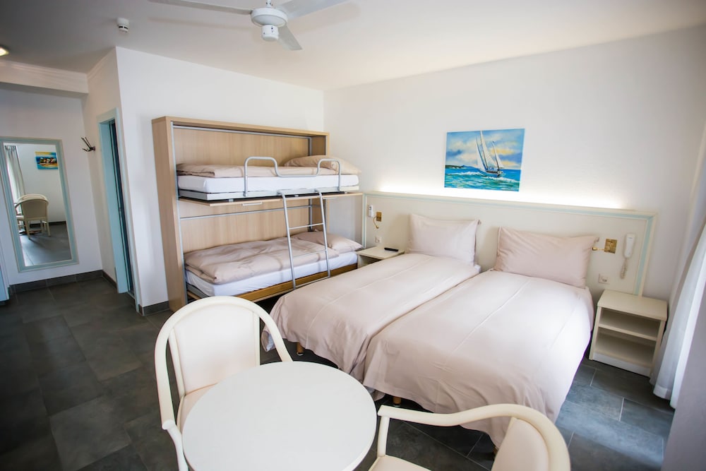 Business Quadruple Room, Lake View photo 3