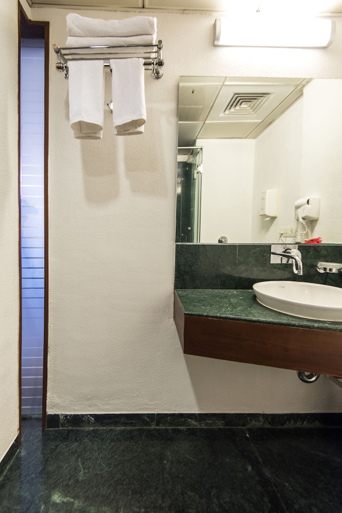 Deluxe Room - Photo 15