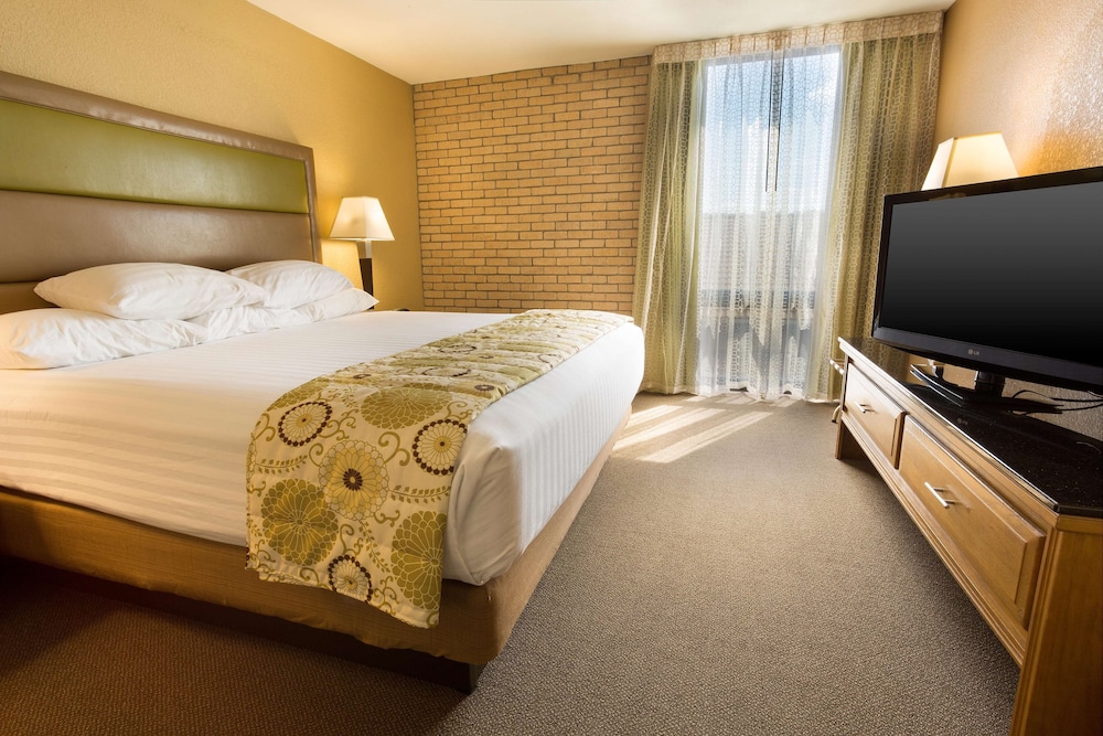Suite, 1 King Bed with Sofa bed, Accessible, Refrigerator & Microwave (2 Rooms, Tub) - Photo 2