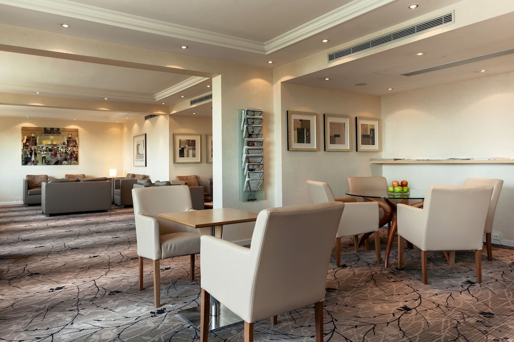 Executive Room, 1 Queen Bed, Club Lounge Access thumbnail 6