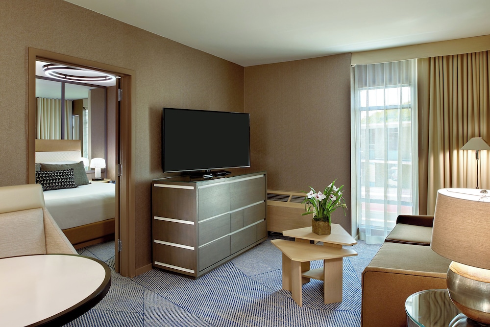 Suite, 1 King Bed, Corner (H1) - Photo 1