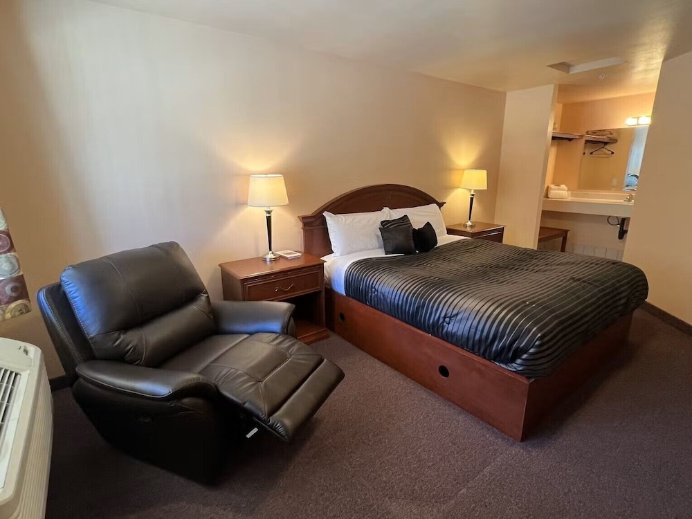 Studio Suite, 1 King Bed, Non Smoking, Mountain View photo 1