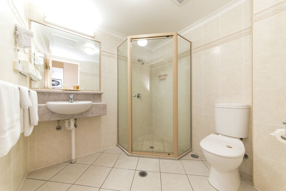 Standard Room, Non Smoking, Kitchenette (Queen & Single) photo 2
