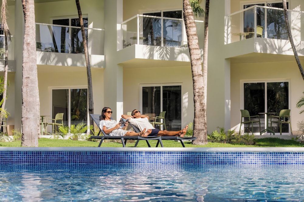 Standard Room, 1 King Bed (tropical View | Pool Walk Out)