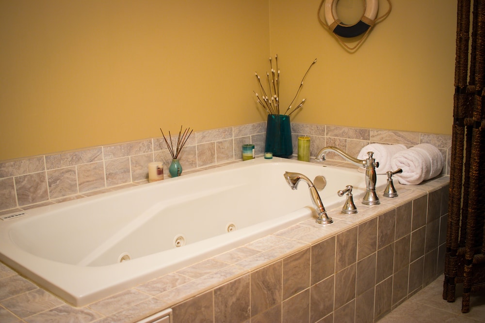 Deluxe Suite, Multiple Beds, Jetted Tub, Pool View photo 3