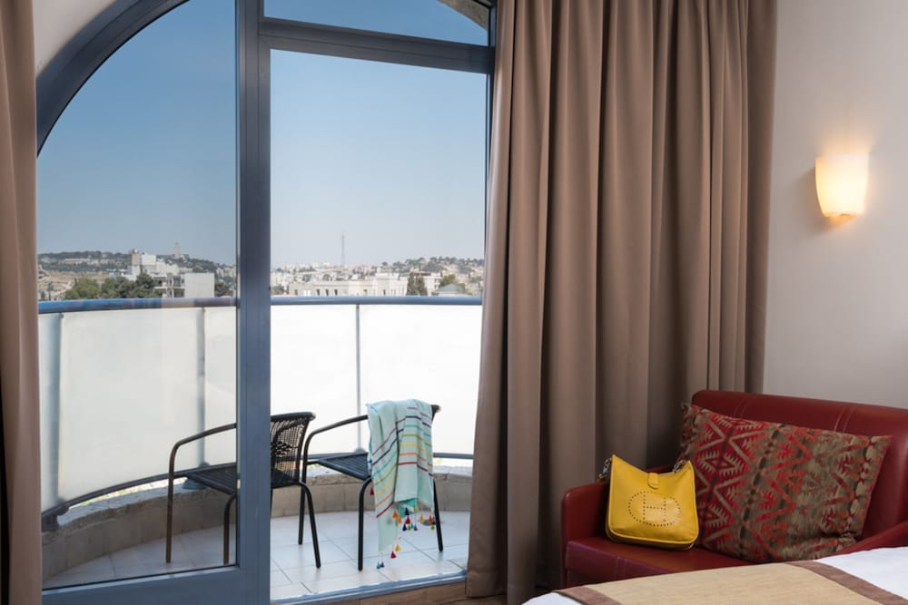 Superior Room with Balcony - Photo 8