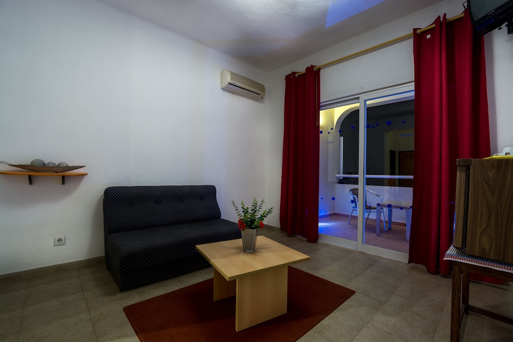 Family Room, Balcony photo 3