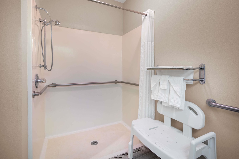 Deluxe Studio Suite, 1 King Bed, Non Smoking - Photo 5