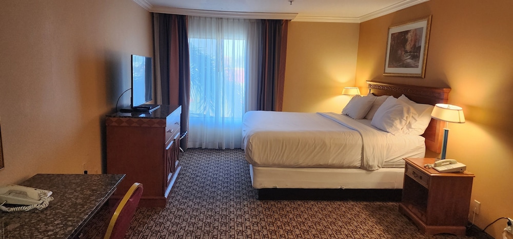 Standard Room, 1 King Bed, Non Smoking - Photo 2