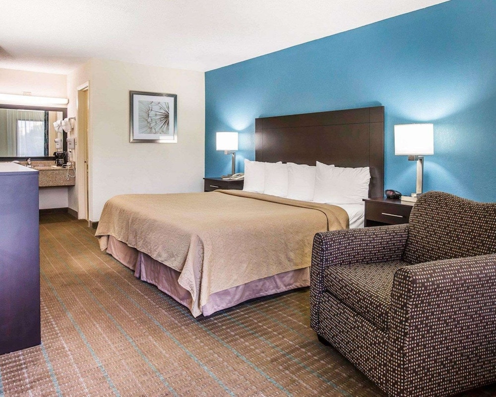 Business Room, 1 King Bed, Smoking photo 1