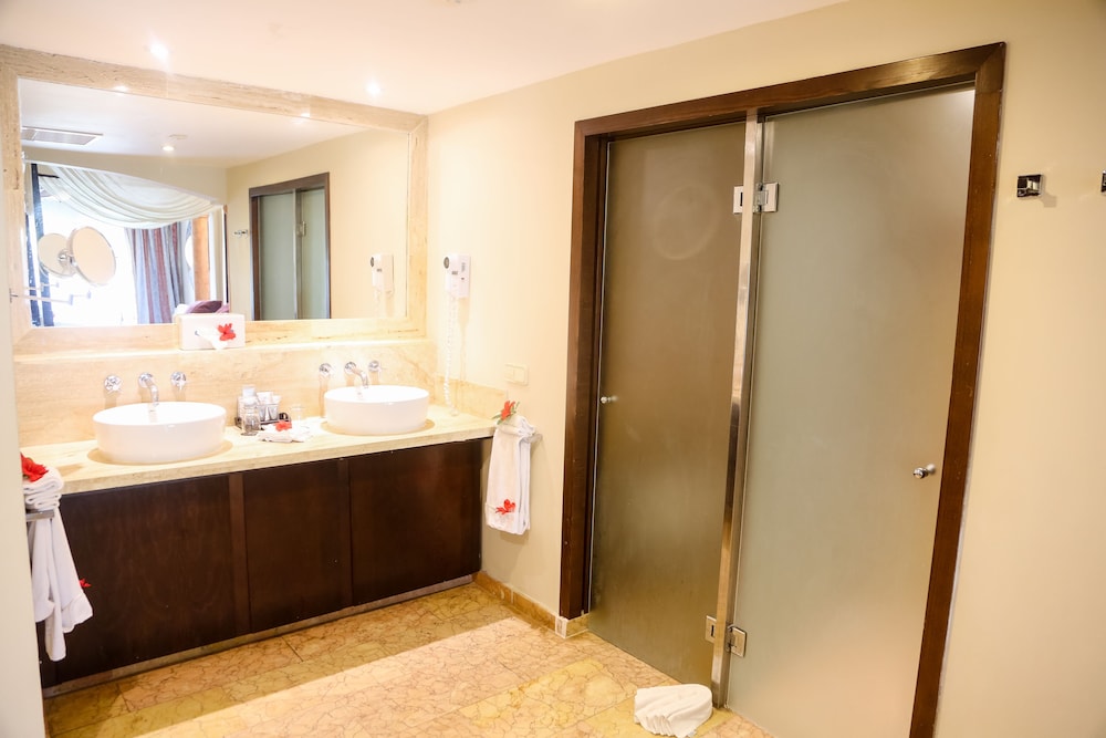 Junior Suite with Jacuzzi photo 2