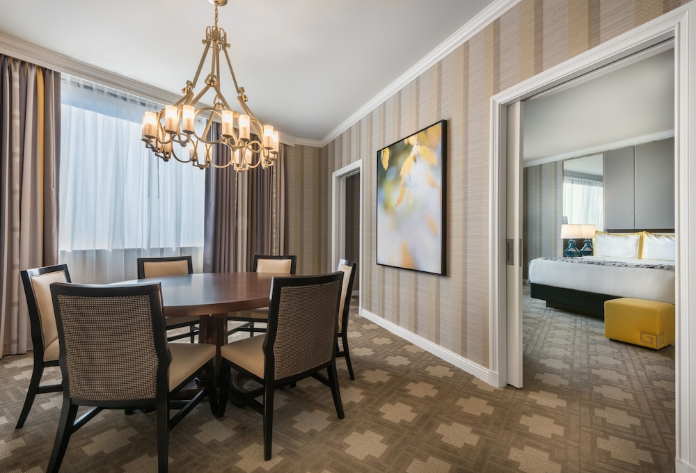 Julius Signature Level Executive View Suite King - Photo 2