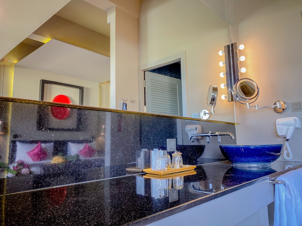 Executive Deluxe Room - Photo 11