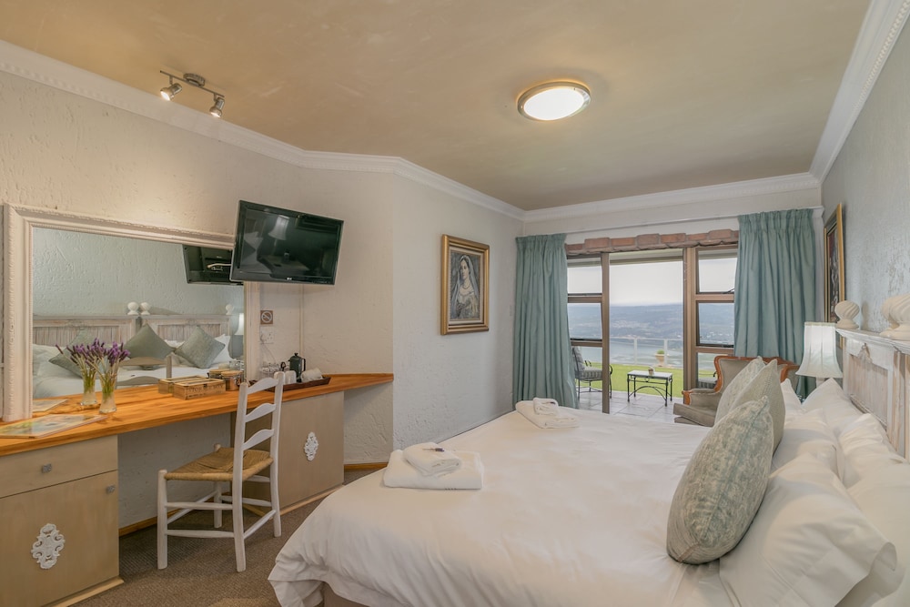 Room 4 - Standard photo 2
