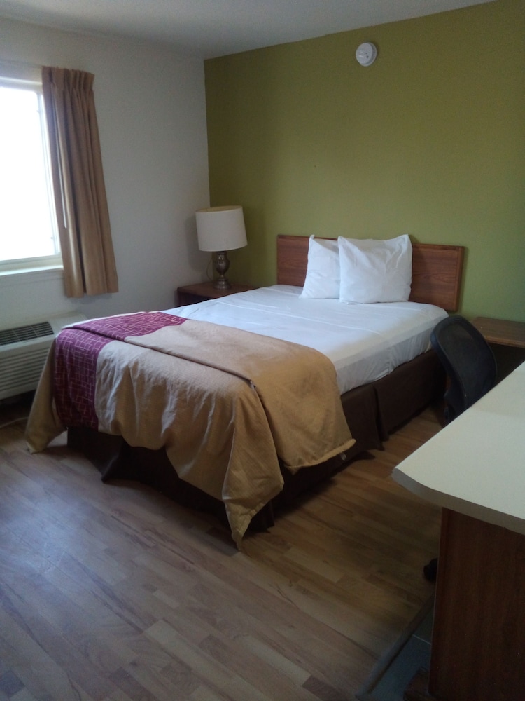 Basic Room, 1 Queen Bed, Non Smoking - Photo 5
