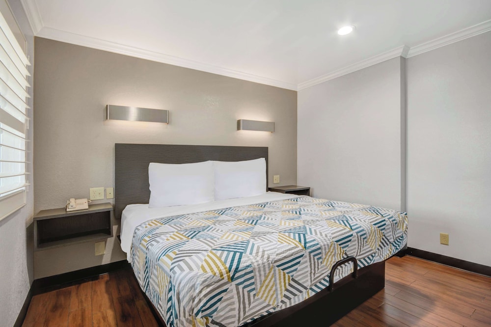 Deluxe Room, 1 King Bed, Non Smoking, Refrigerator & Microwave photo 1