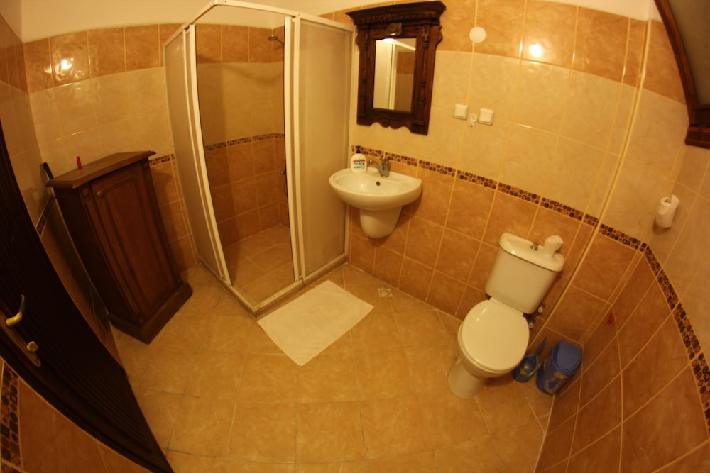 Economy Twin Room, 2 Bedrooms, Shared Bathroom photo 2
