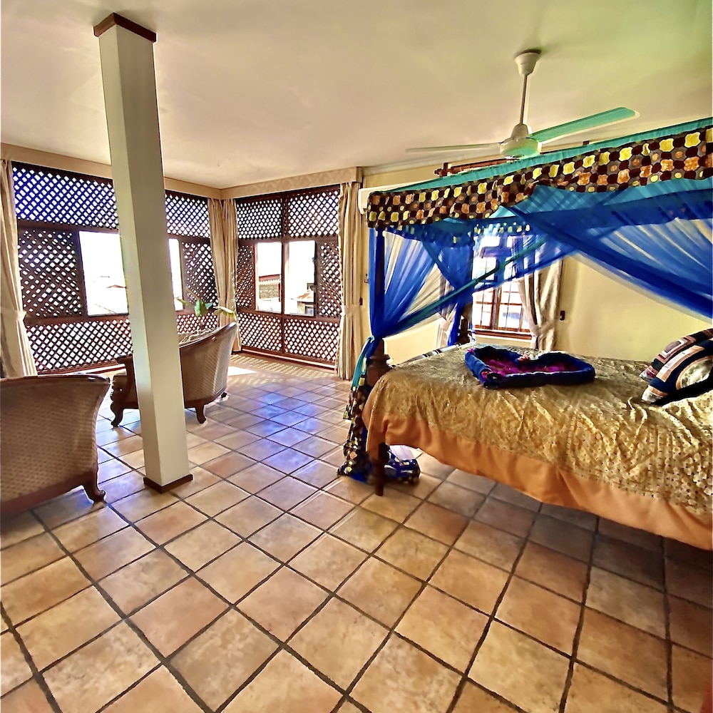 Royal Suite, 1 King Bed, Partial Ocean View, Executive Level
