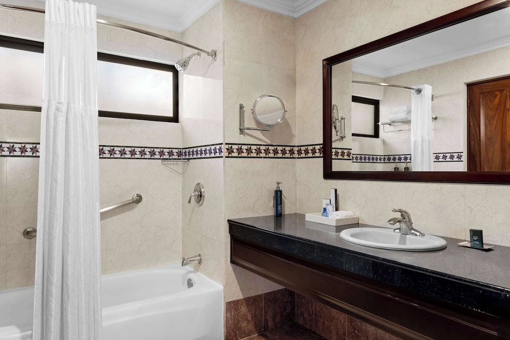 2 Bedroom Pres. Suite, Jetted tub and Sauna, Business Lounge Access photo 3