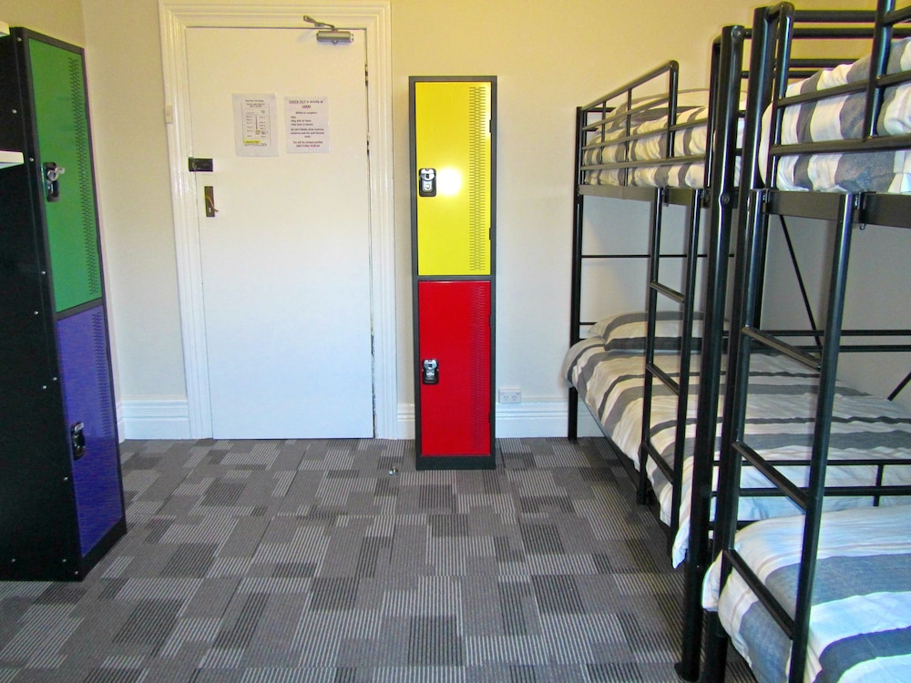 Bed in 4 Bed Mixed Dormitory Room with Private Bathroom photo 3