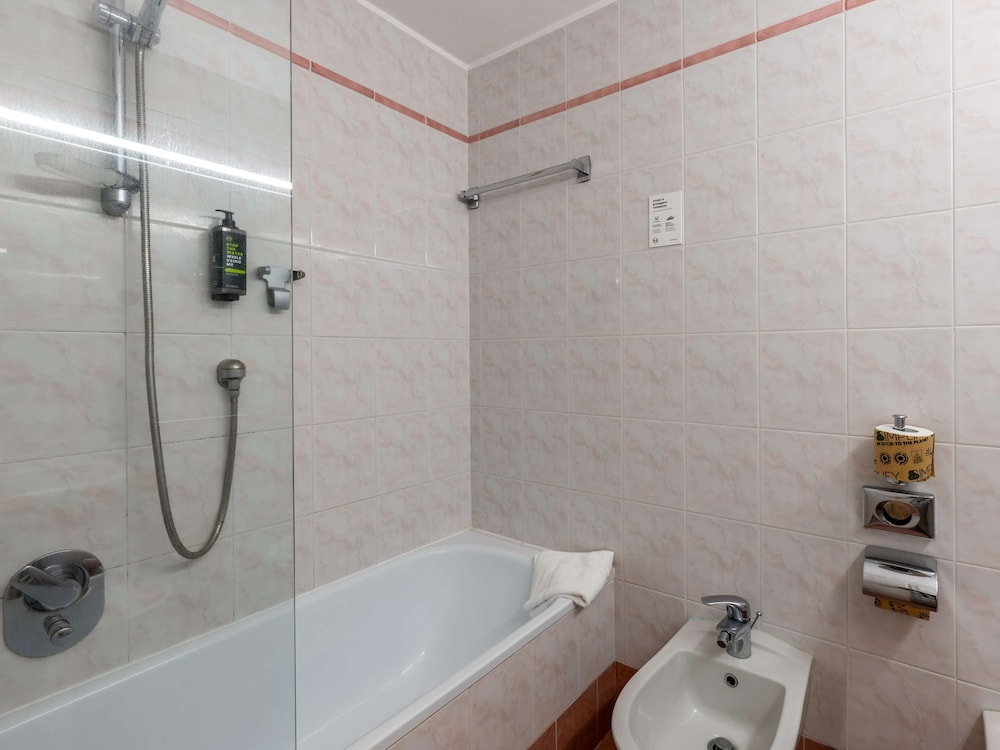 Standard Double Room - Photo 8
