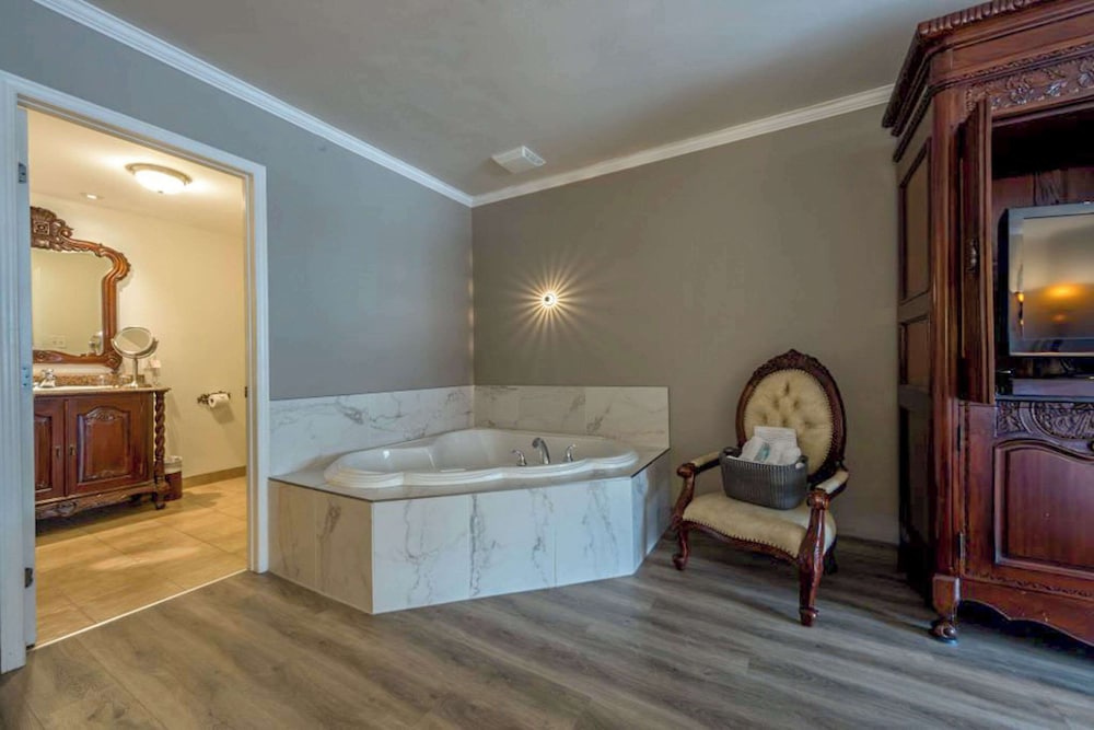 Suite, 1 King Bed, Non Smoking - Photo 3