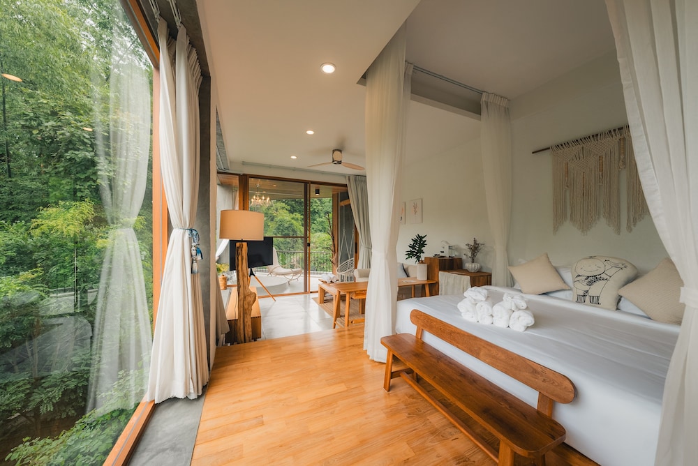 Honeymoon Suite with Bathtub on the Balcony - Photo 11