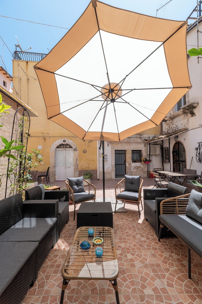 Romantic Double Room, Ensuite, Courtyard View photo 3