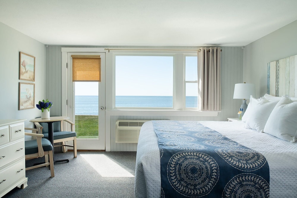 First Floor, Ocean View, Lower Building, 1 King