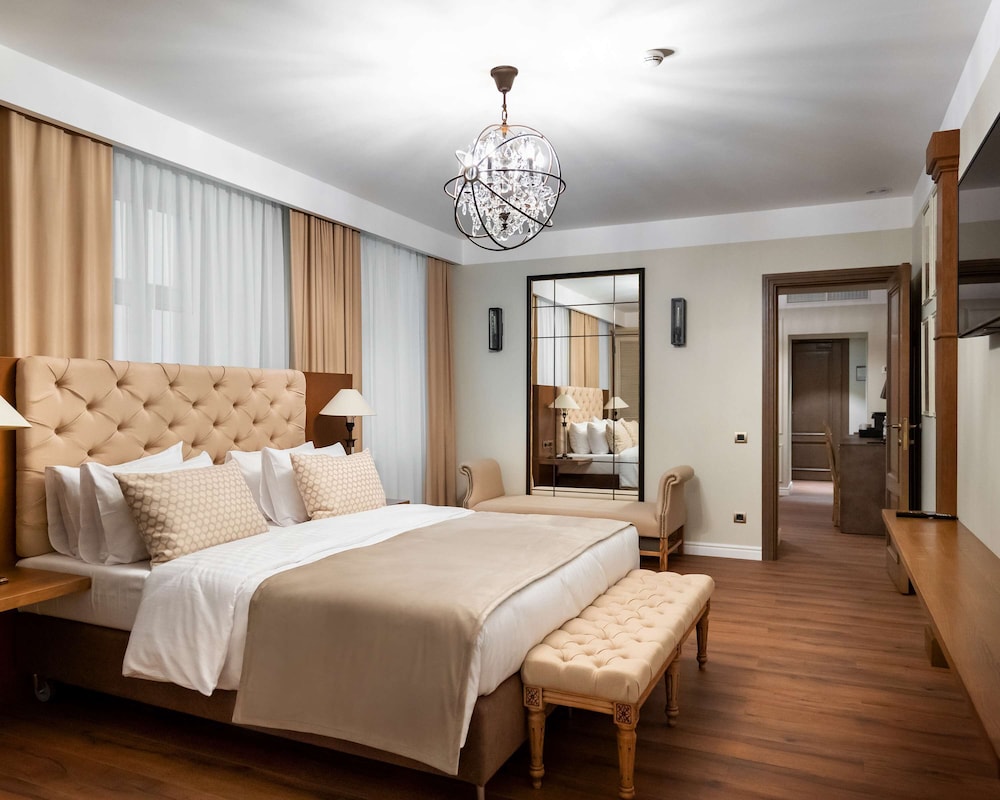 Deluxe Suite, 1 King Bed, Non Smoking, Bathtub (Living Room) - Photo 2