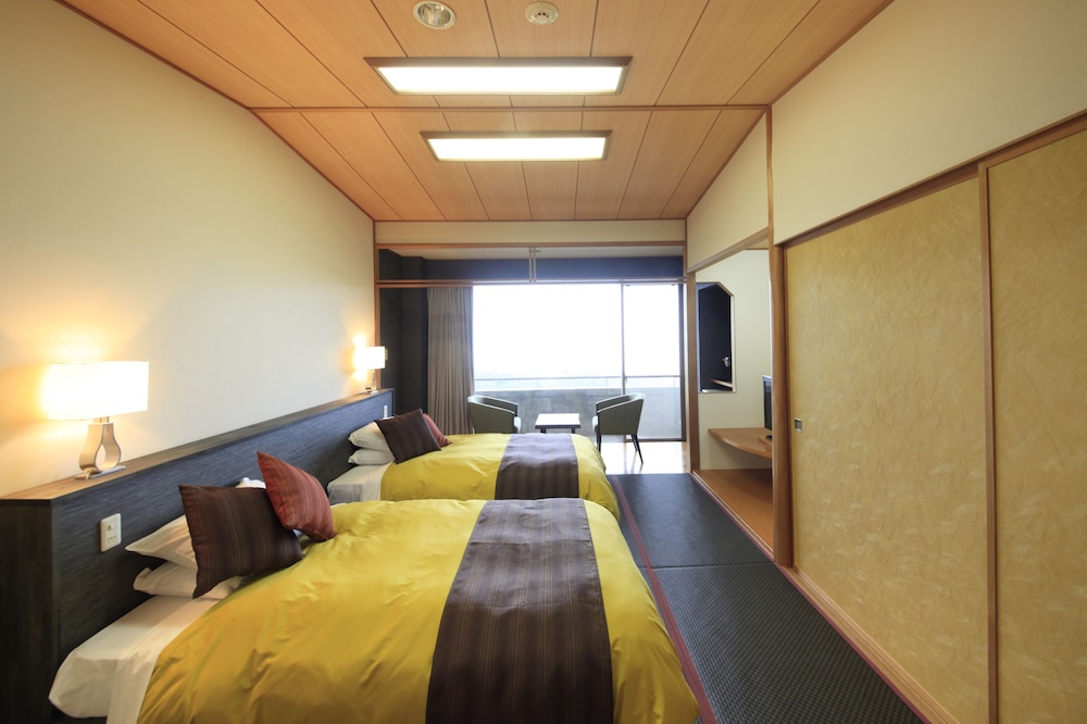 Japanese Western Twin Room (2 Beds + 1 Japanese Futon), Ocean View photo 3