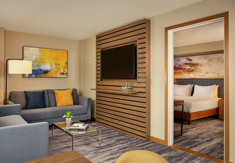 Suite, 1 Bedroom - Photo 2