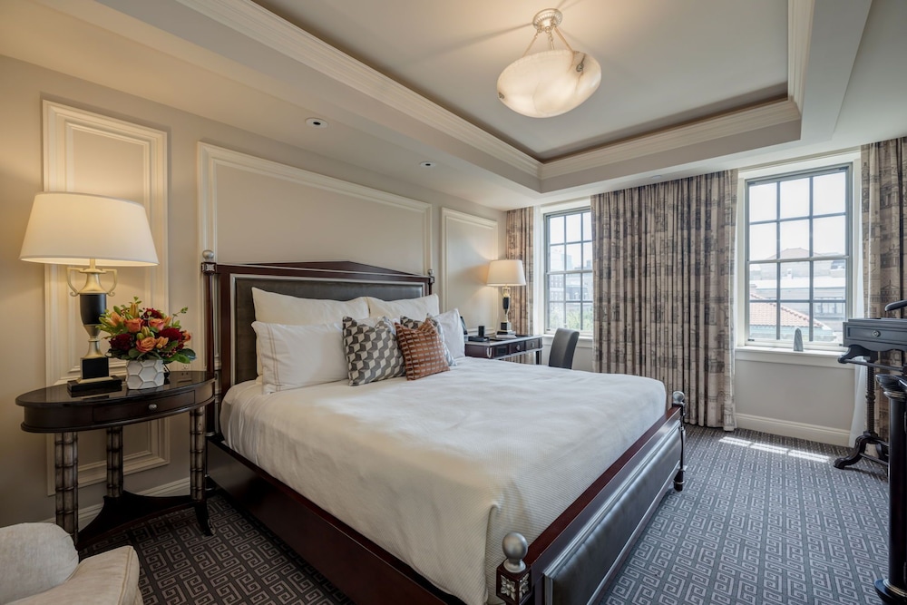 Premier Room, 1 King Bed photo 1